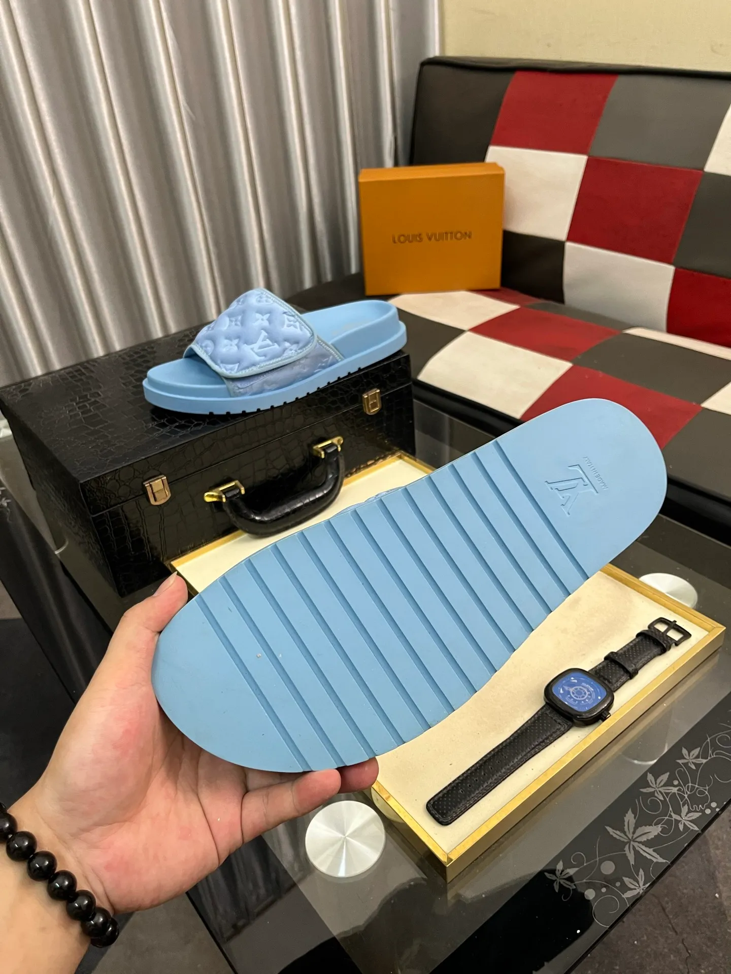Men's men's shoes💰320⌚️⌚️[Louis Vuitton LV slippers] (high-end cowhide) counter 1:1 fashion style summer must-have! The designer used LV’s iconic outsole. The original simple slippers instantly become fashionable! The upper is made of flexible special cowhide leather straps alternately, and the workmanship is exquisite! A must-have for stylish men in summer, size 38-44
